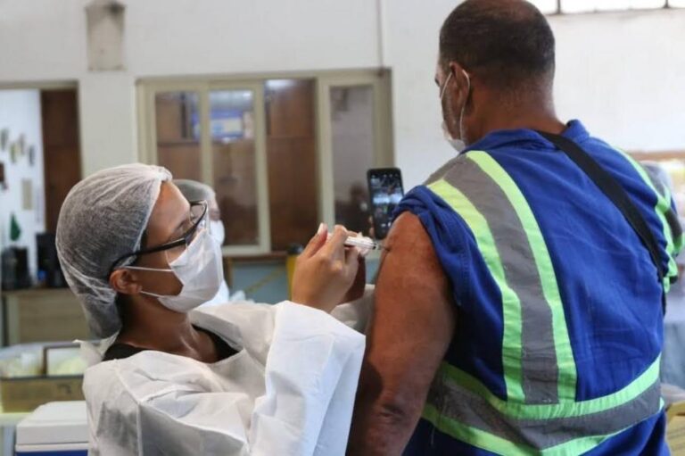 Ministério da Saúde intensifica campanha de vacinação contra influenza e covid-19 para portuários