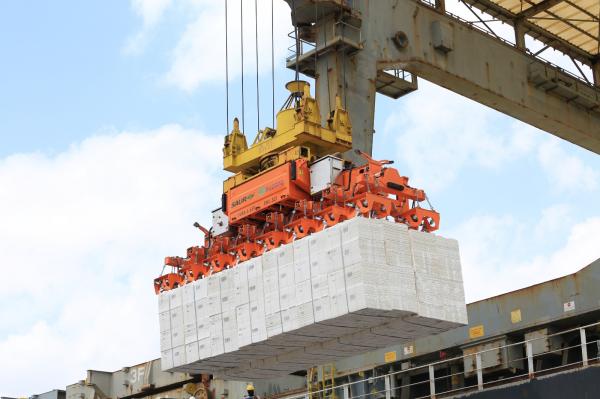 Porto do Itaqui recebe spreader automático mais moderno do mundo